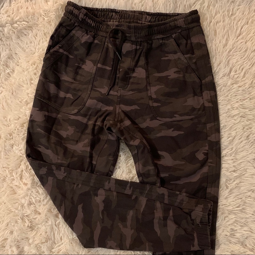 Athleta Farallon camo jogger - size 6